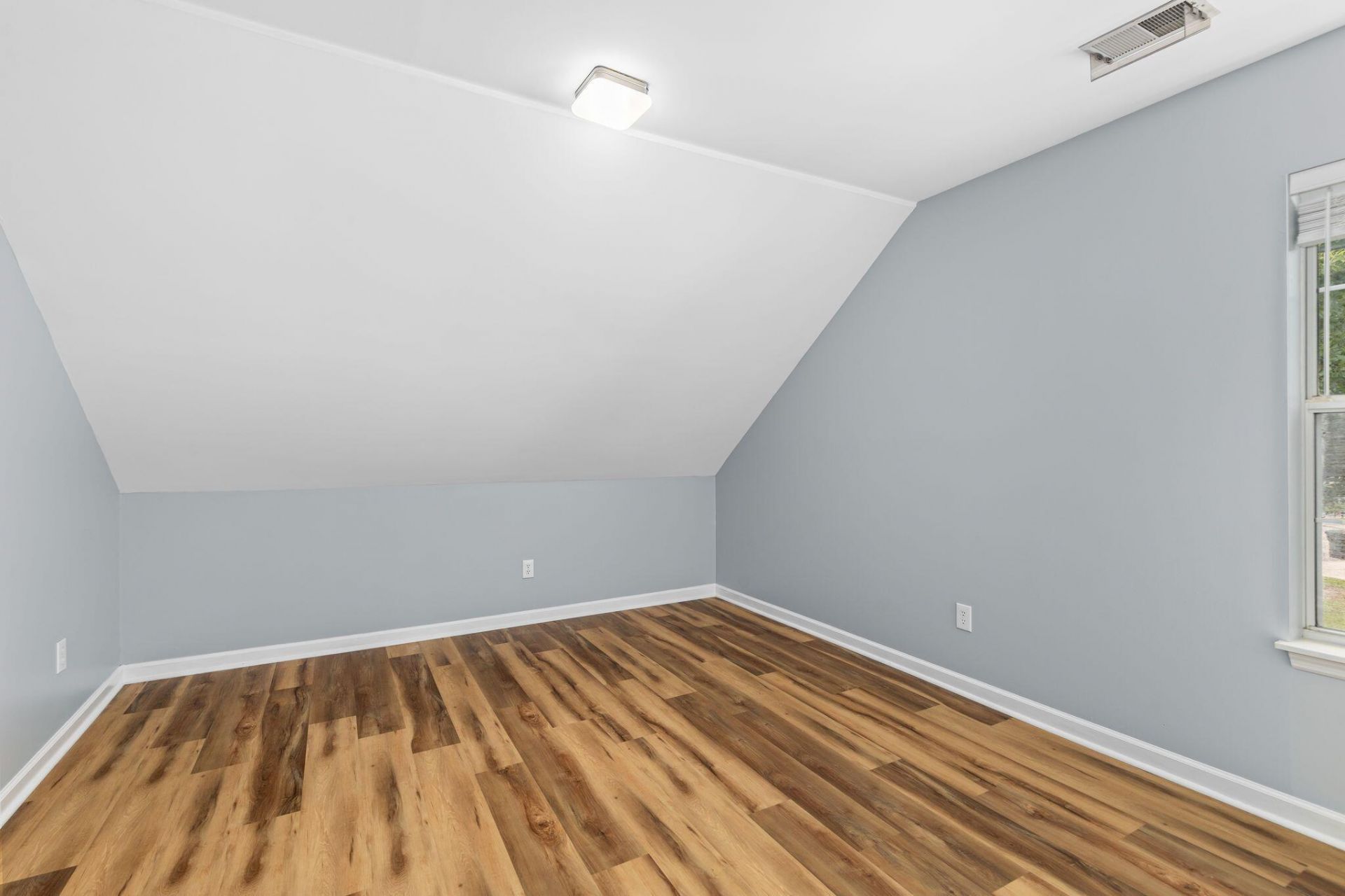 5452 Roxbury Drive Photo 30