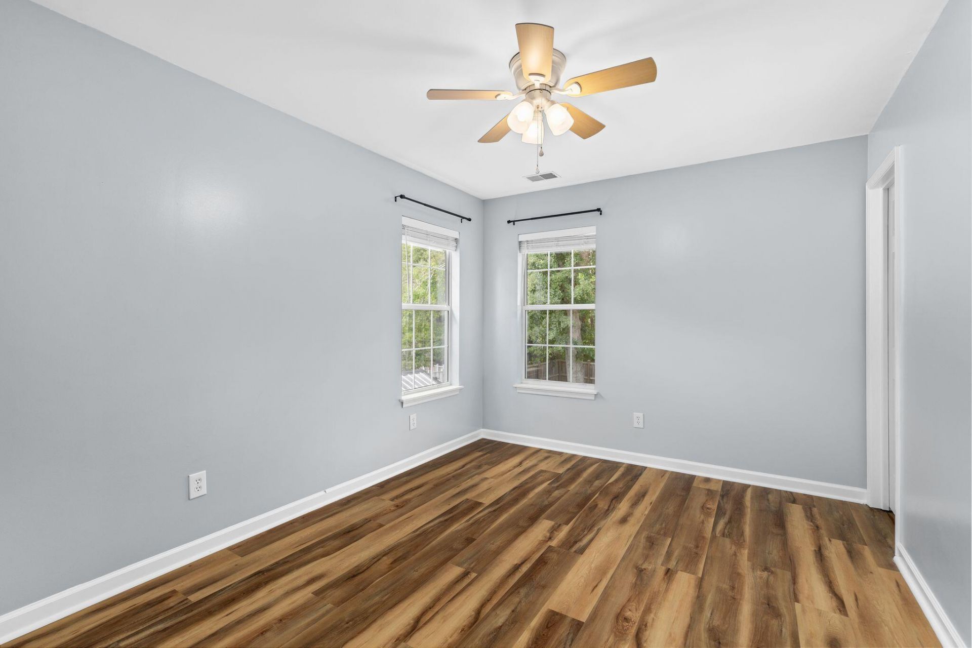 5452 Roxbury Drive Photo 32