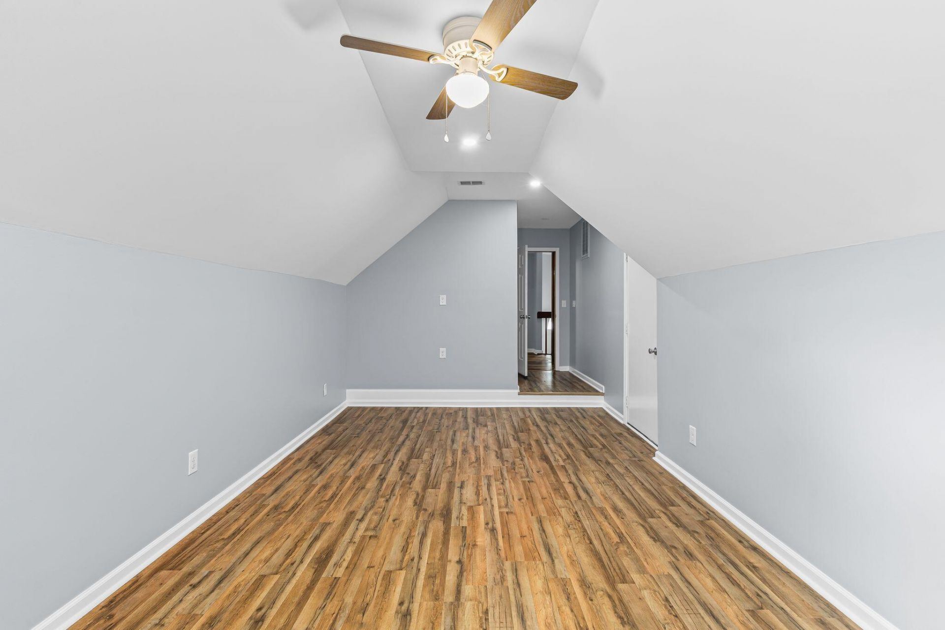 5452 Roxbury Drive Photo 36
