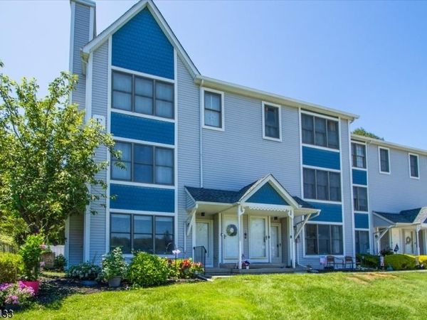 2 Heritage Ln, Hamburg, NJ 07419