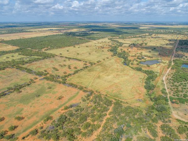 560 Pr Goose Creek, Jourdanton, TX 78026