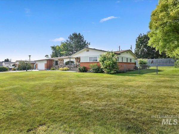 111 Palmer Dr, Nampa, ID 83686