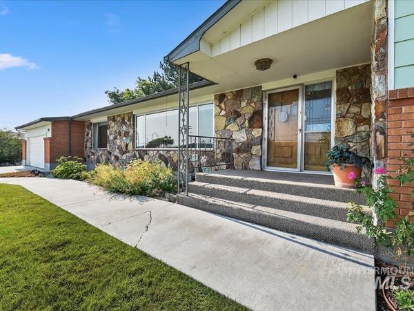 111 Palmer Dr, Nampa, ID 83686