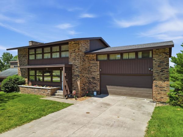 15721 Lakeside Drive, STERLING, IL 61081