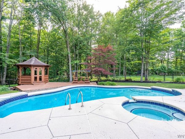 76 Tanglewood Drive W, Orchard Park, NY 14127