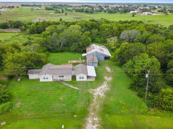 1409 W Main Street , Edna, TX 77957