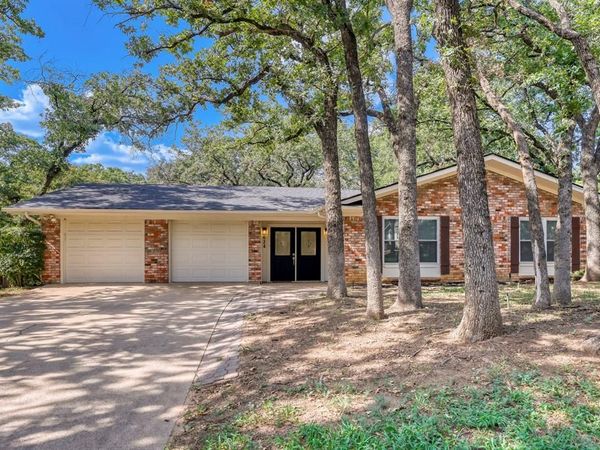 624 Hillview Drive, Hurst, TX 76054