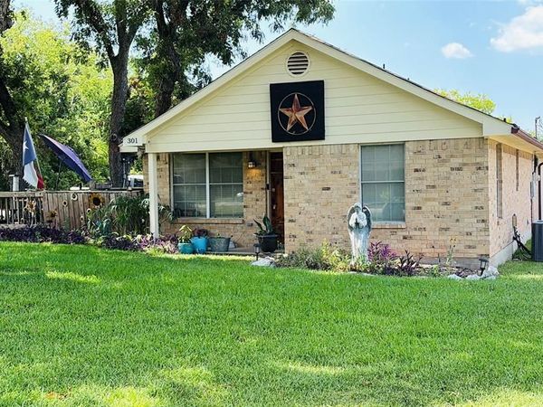 301 E Mimosa Street , Crandall, TX 75114