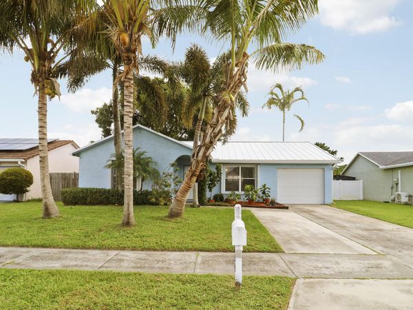 104 BANYAN Circle, Jupiter, FL 33458