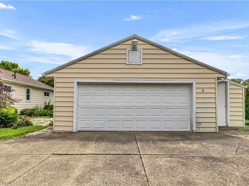 6676 Mackenzie, North Olmsted, OH 44070 Photo 3