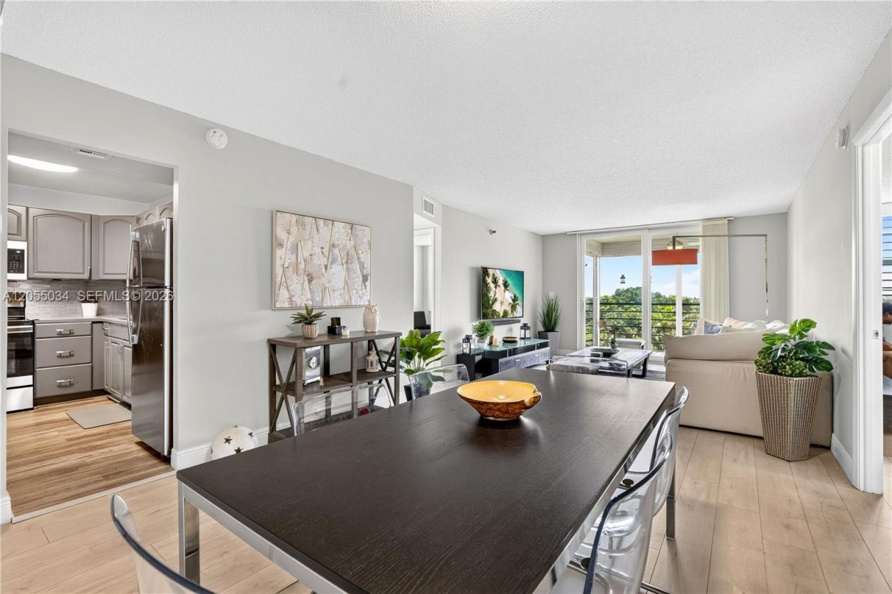 900 Saint Charles Pl , Unit 621, Pembroke Pines, FL 33026 Photo
