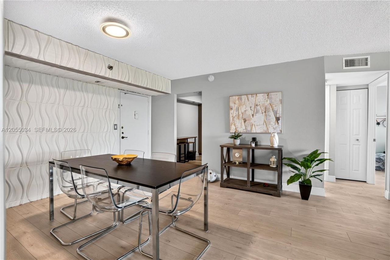 900 Saint Charles Pl , Unit 621, Pembroke Pines, FL 33026 Photo