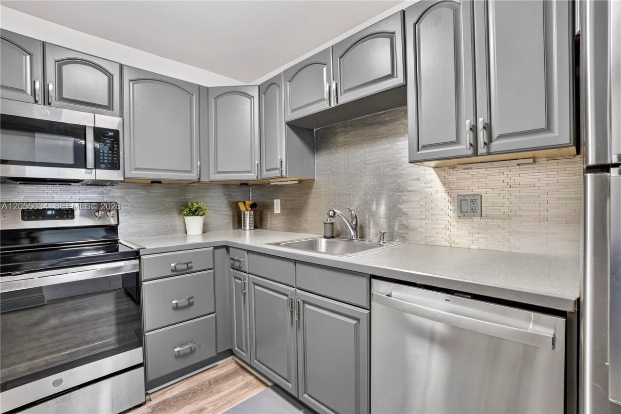 900 Saint Charles Pl , Unit 621, Pembroke Pines, FL 33026 Photo