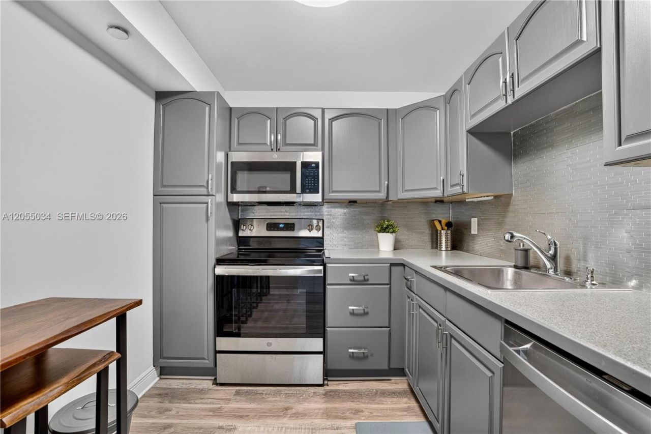 900 Saint Charles Pl , Unit 621, Pembroke Pines, FL 33026 Photo