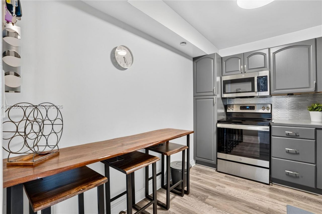 900 Saint Charles Pl , Unit 621, Pembroke Pines, FL 33026 Photo