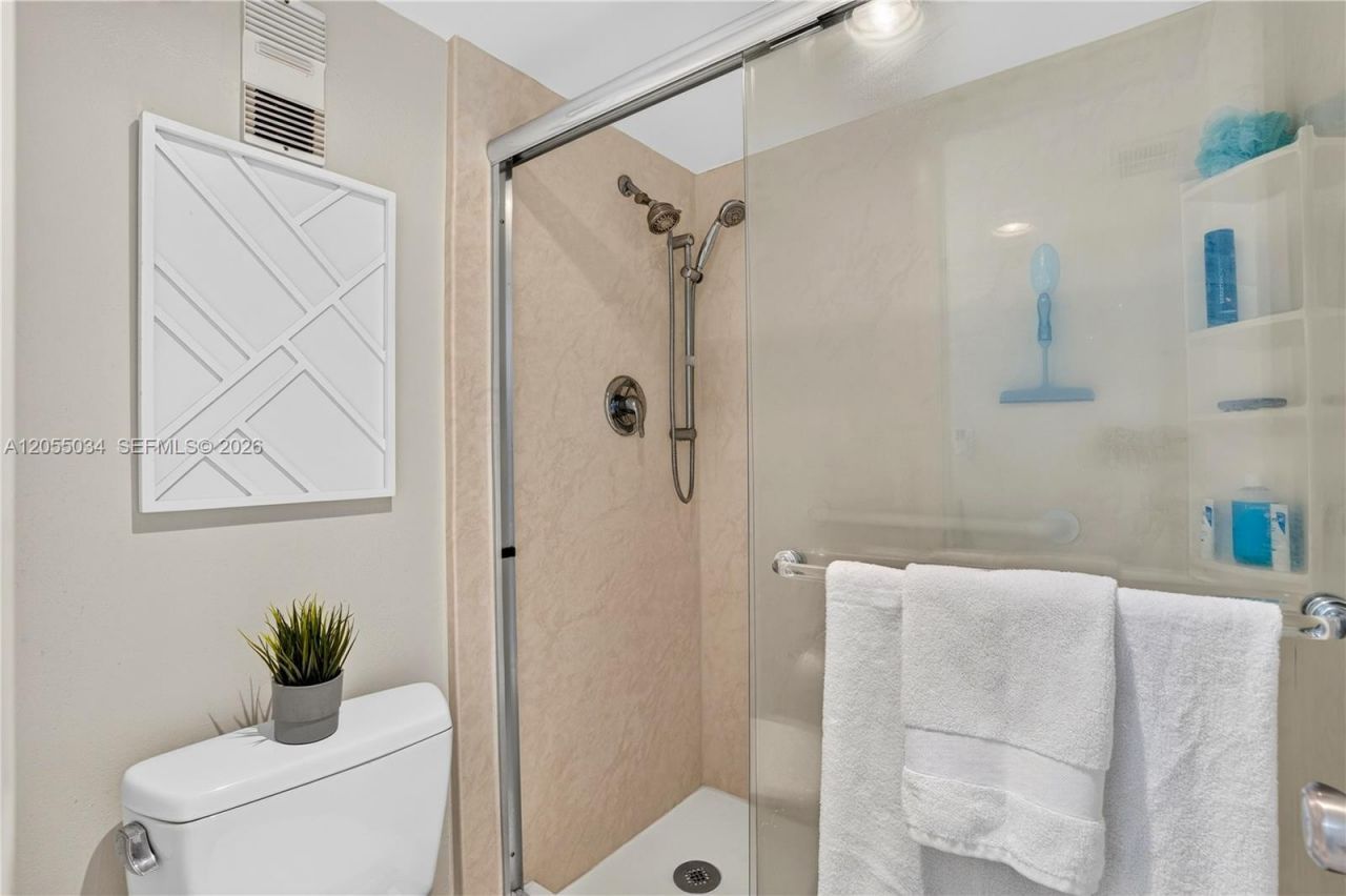 900 Saint Charles Pl , Unit 621, Pembroke Pines, FL 33026 Photo