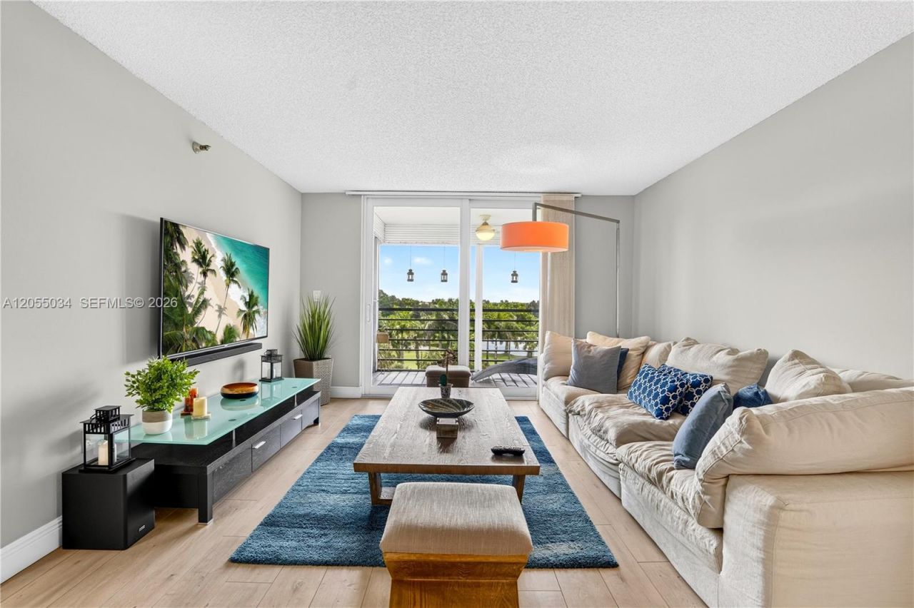 900 Saint Charles Pl , Unit 621, Pembroke Pines, FL 33026 Photo