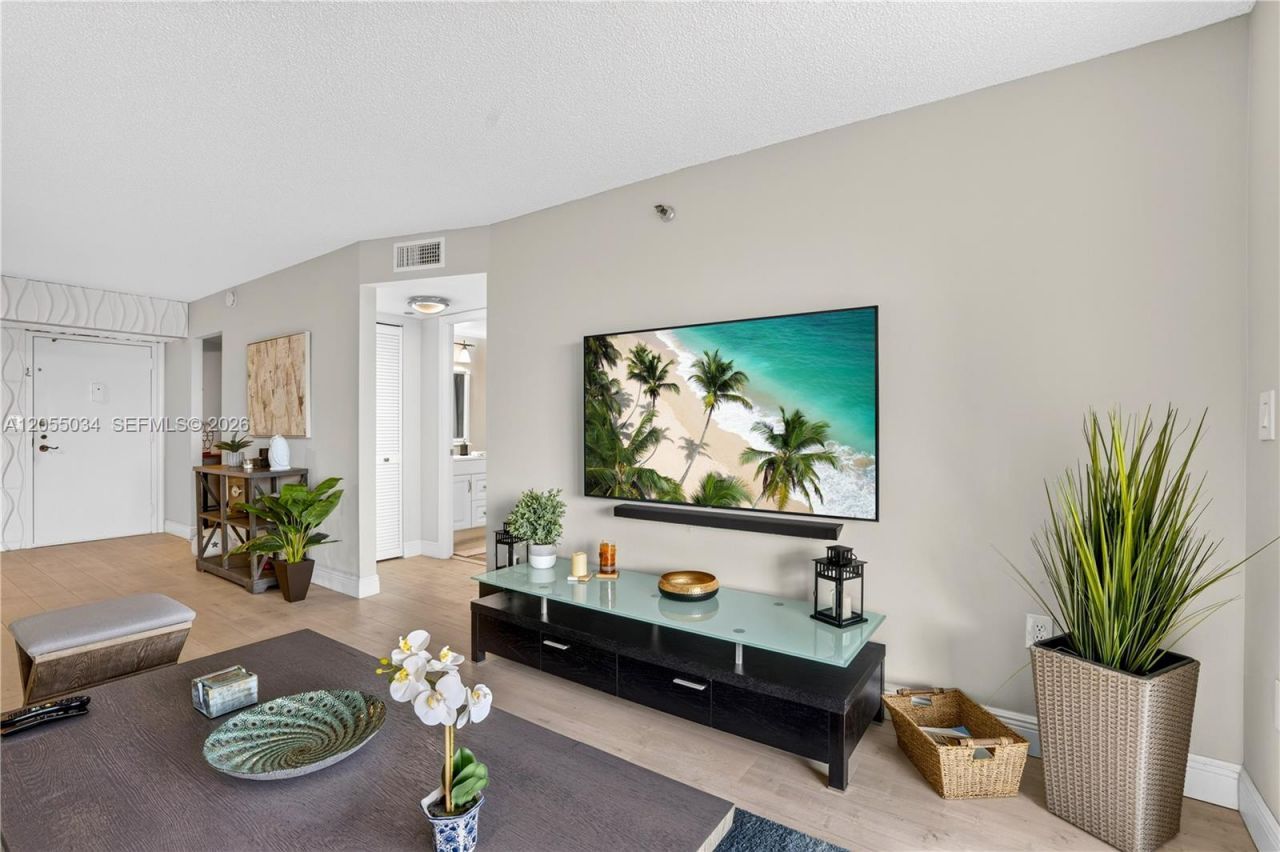 900 Saint Charles Pl , Unit 621, Pembroke Pines, FL 33026 Photo