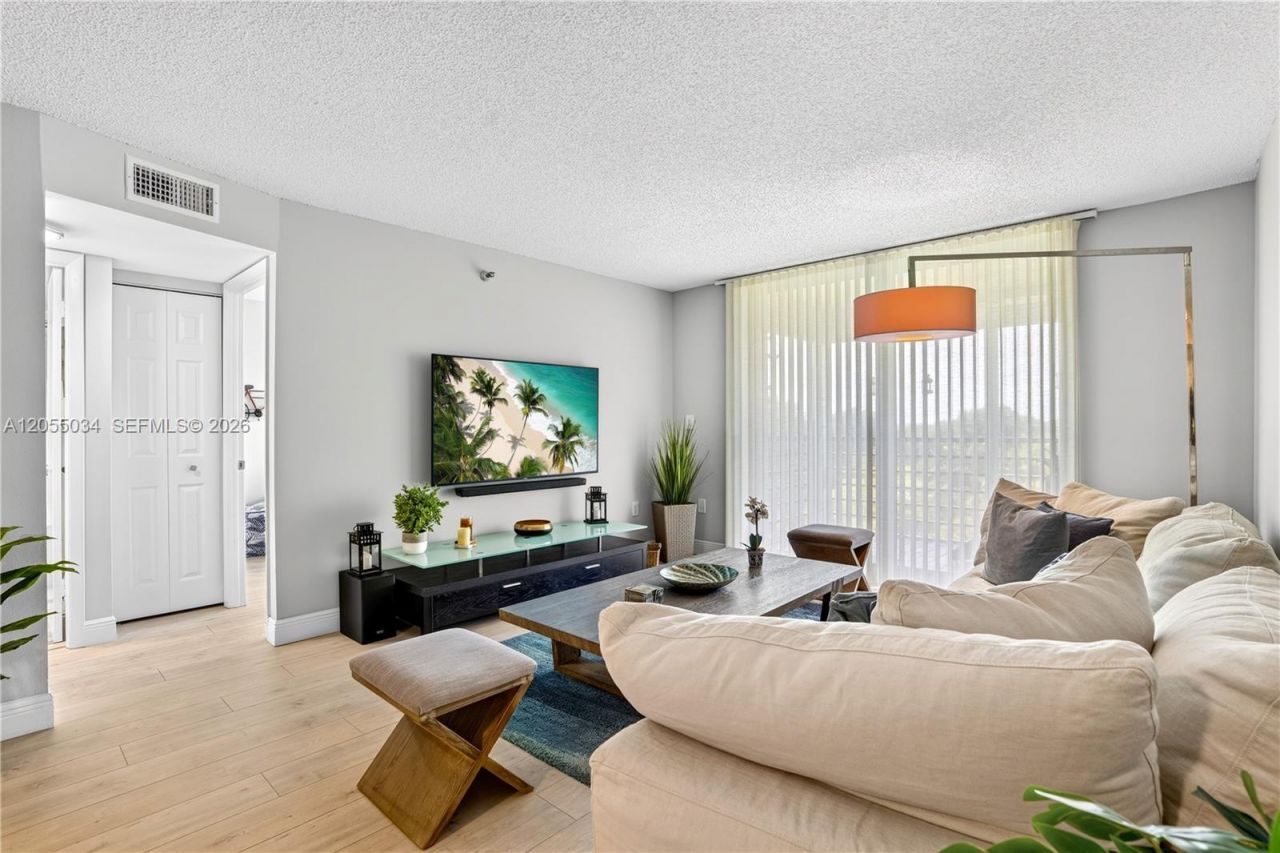 900 Saint Charles Pl , Unit 621, Pembroke Pines, FL 33026 Photo