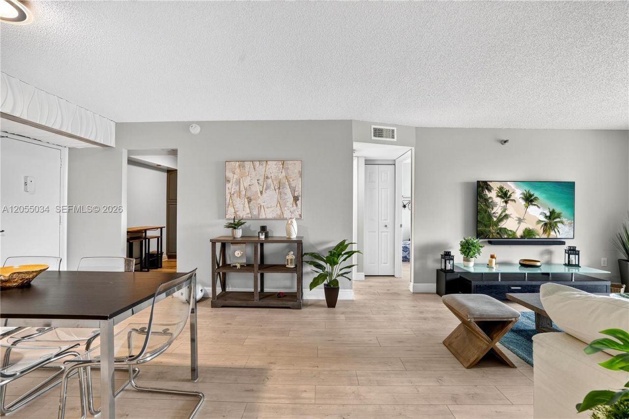 900 Saint Charles Pl , Unit 621, Pembroke Pines, FL 33026 Photo