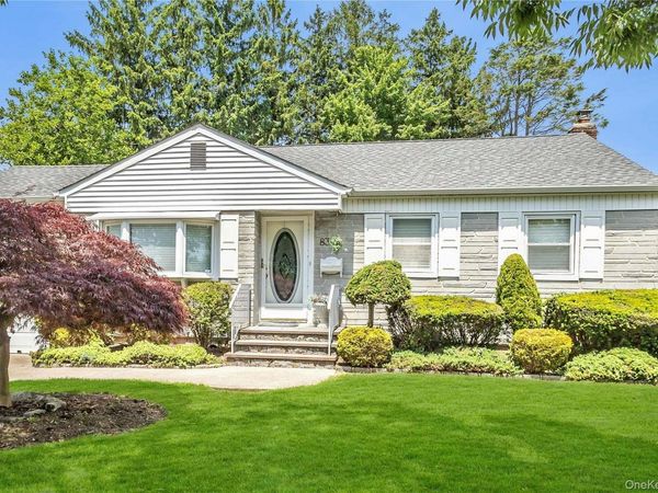 83 Knickerbocker Road , Plainview, NY 11803