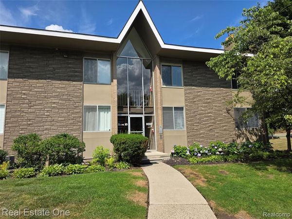 2027 Klingensmith Road, Bloomfield Hills, MI 48302