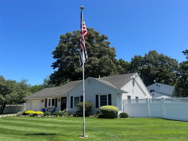 19 Sandpiper Lane, Coram, NY 11727