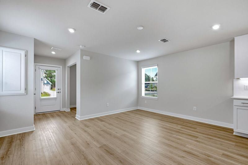 2752 Rowyn St.  Photo 4