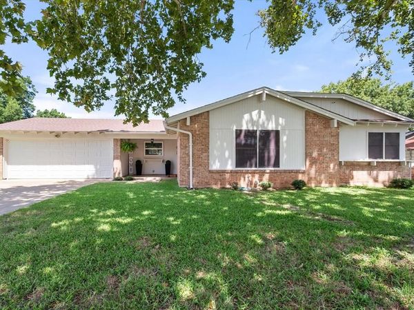806 Ridgeway Road , Joshua, TX 76058