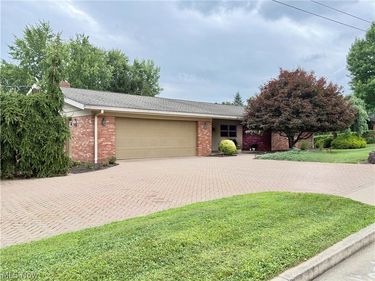 1157 Hilltop Road NW, New Philadelphia, OH 44663
