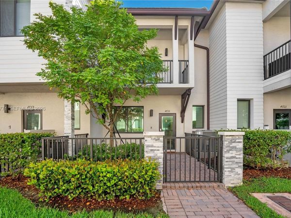 4733 NW 83rd Pkwy , Doral, FL 33166