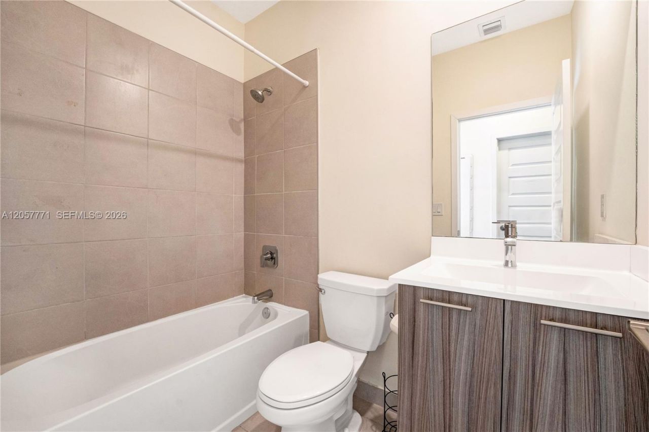 4733 NW 83rd Pkwy , Doral, FL 33166 Photo