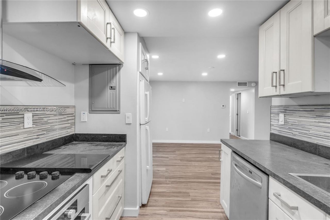 9320 Fontainebleau Blvd, Unit 214, Miami, FL 33172 Photo