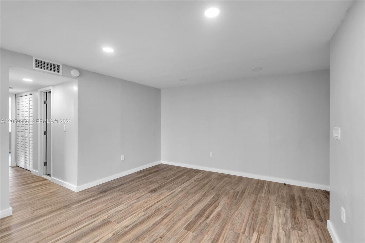 9320 Fontainebleau Blvd, Unit 214, Miami, FL 33172 Photo