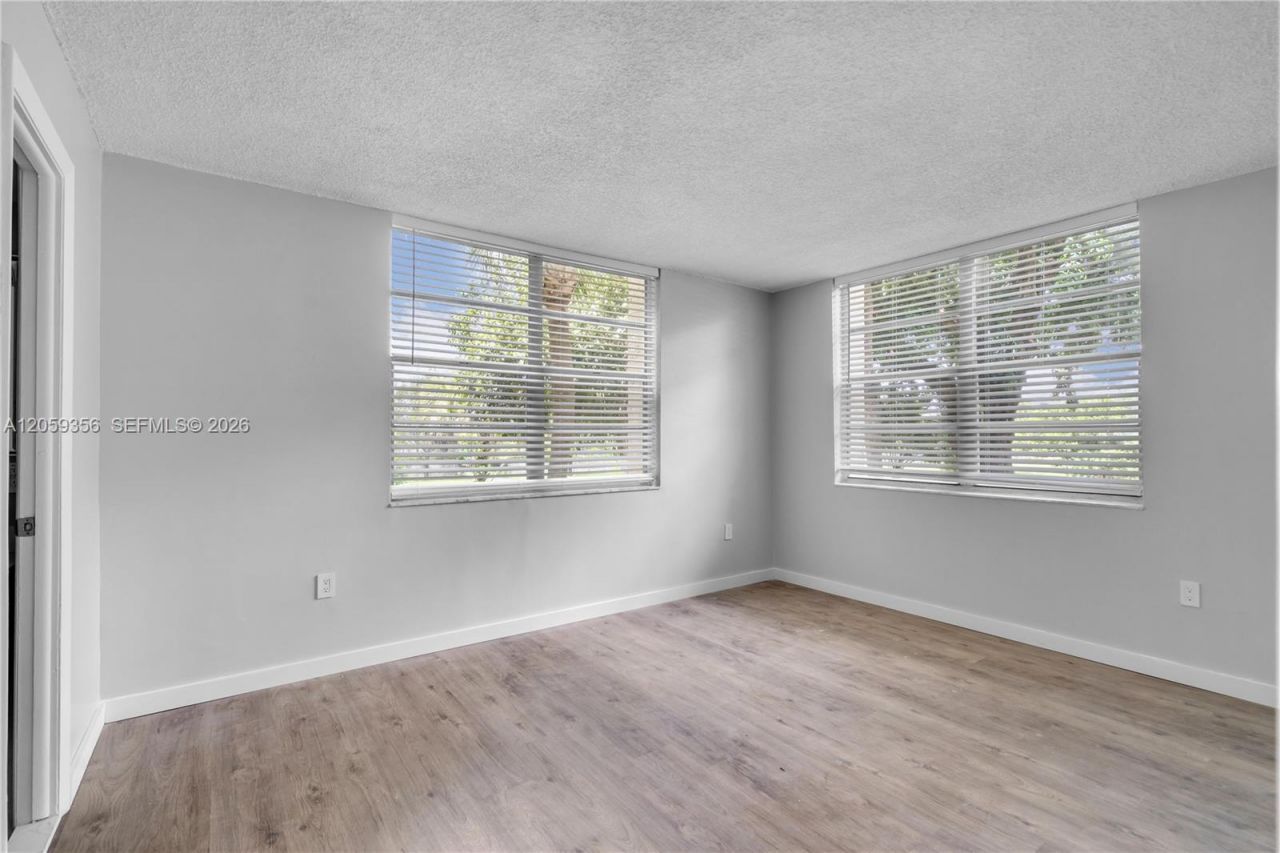 9320 Fontainebleau Blvd, Unit 214, Miami, FL 33172 Photo