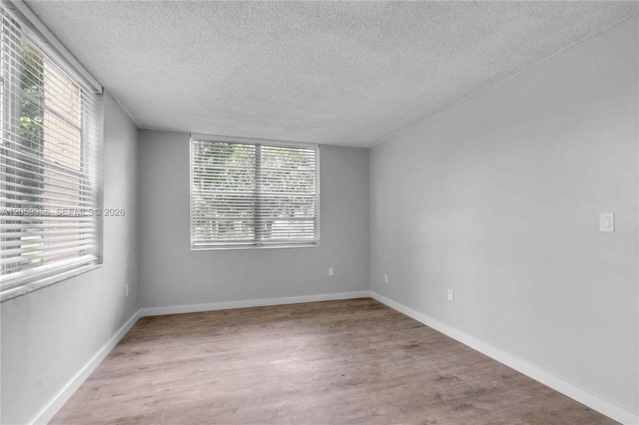 9320 Fontainebleau Blvd, Unit 214, Miami, FL 33172 Photo
