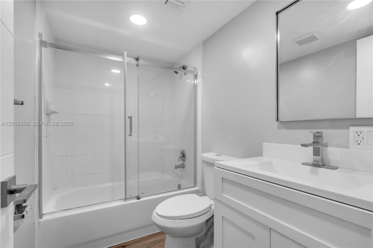 9320 Fontainebleau Blvd, Unit 214, Miami, FL 33172 Photo