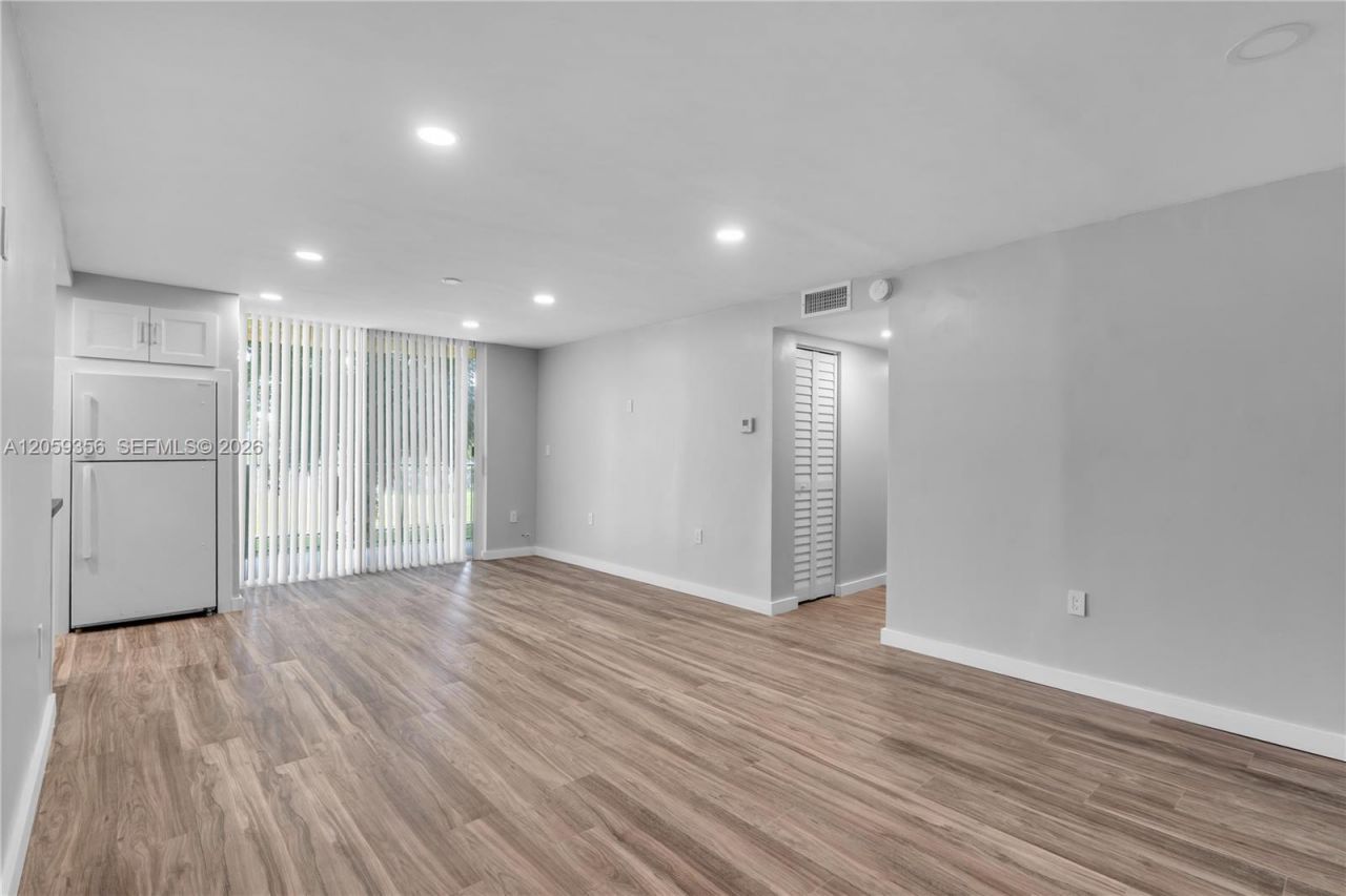 9320 Fontainebleau Blvd, Unit 214, Miami, FL 33172 Photo