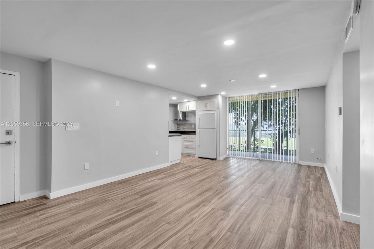 9320 Fontainebleau Blvd, Unit 214, Miami, FL 33172 Photo