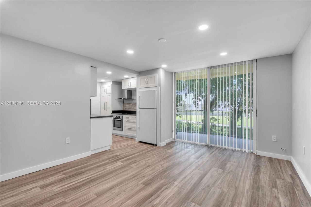 9320 Fontainebleau Blvd, Unit 214, Miami, FL 33172 Photo