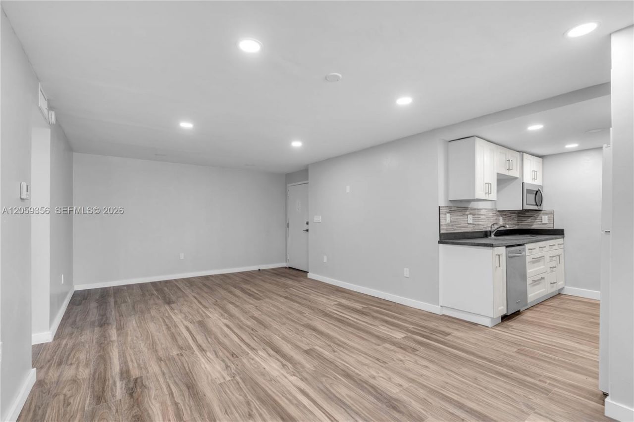 9320 Fontainebleau Blvd, Unit 214, Miami, FL 33172 Photo