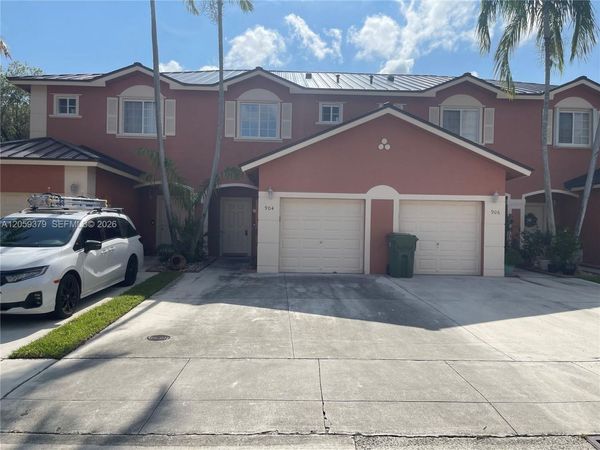 904 NW 100th Ave, Pembroke Pines, FL 33024