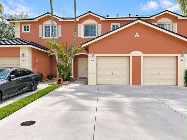 904 NW 100th Ave, Pembroke Pines, FL 33024