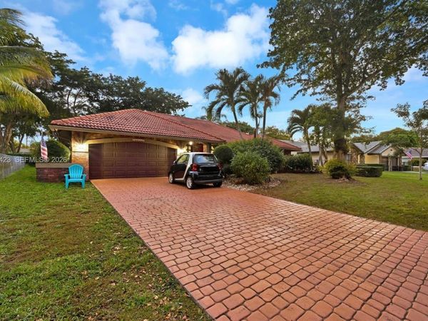 8622 NW 49th Dr, Coral Springs, FL 33067