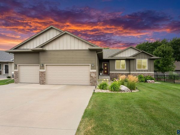 8005 S Brande Acres Cir, Sioux Falls, SD 57108