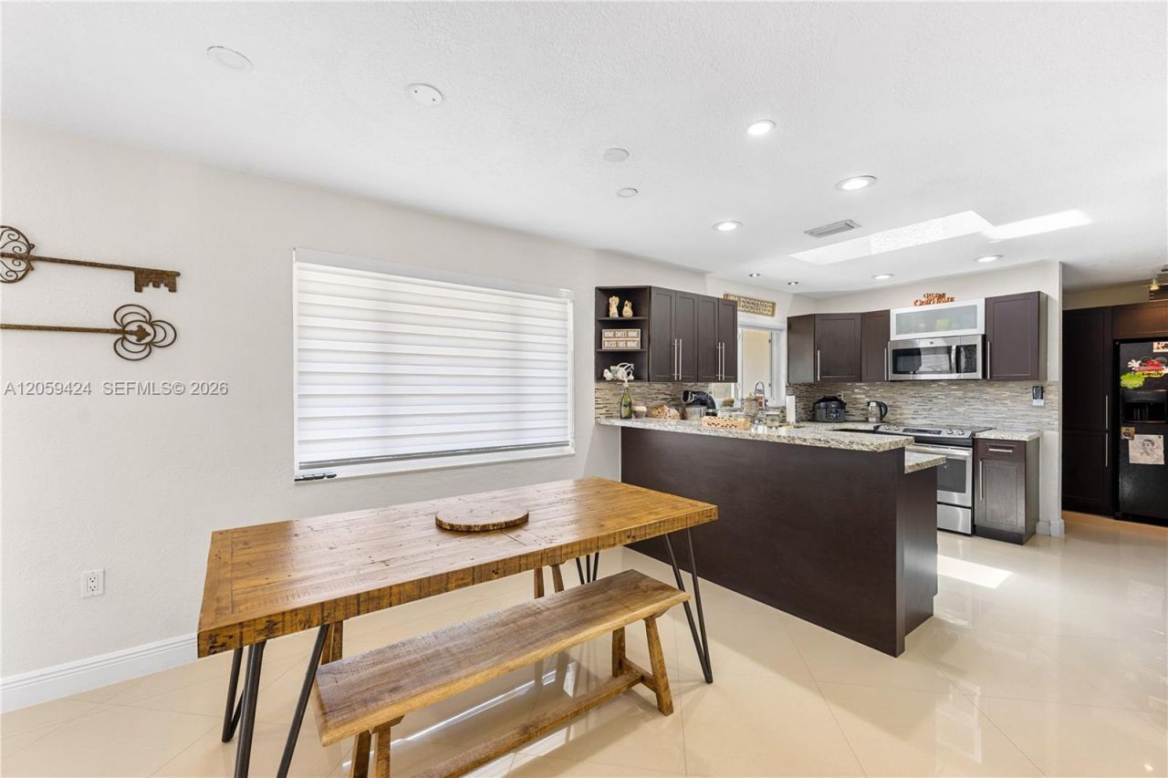 16820 NW 74th Ave, Hialeah, FL 33015 Photo