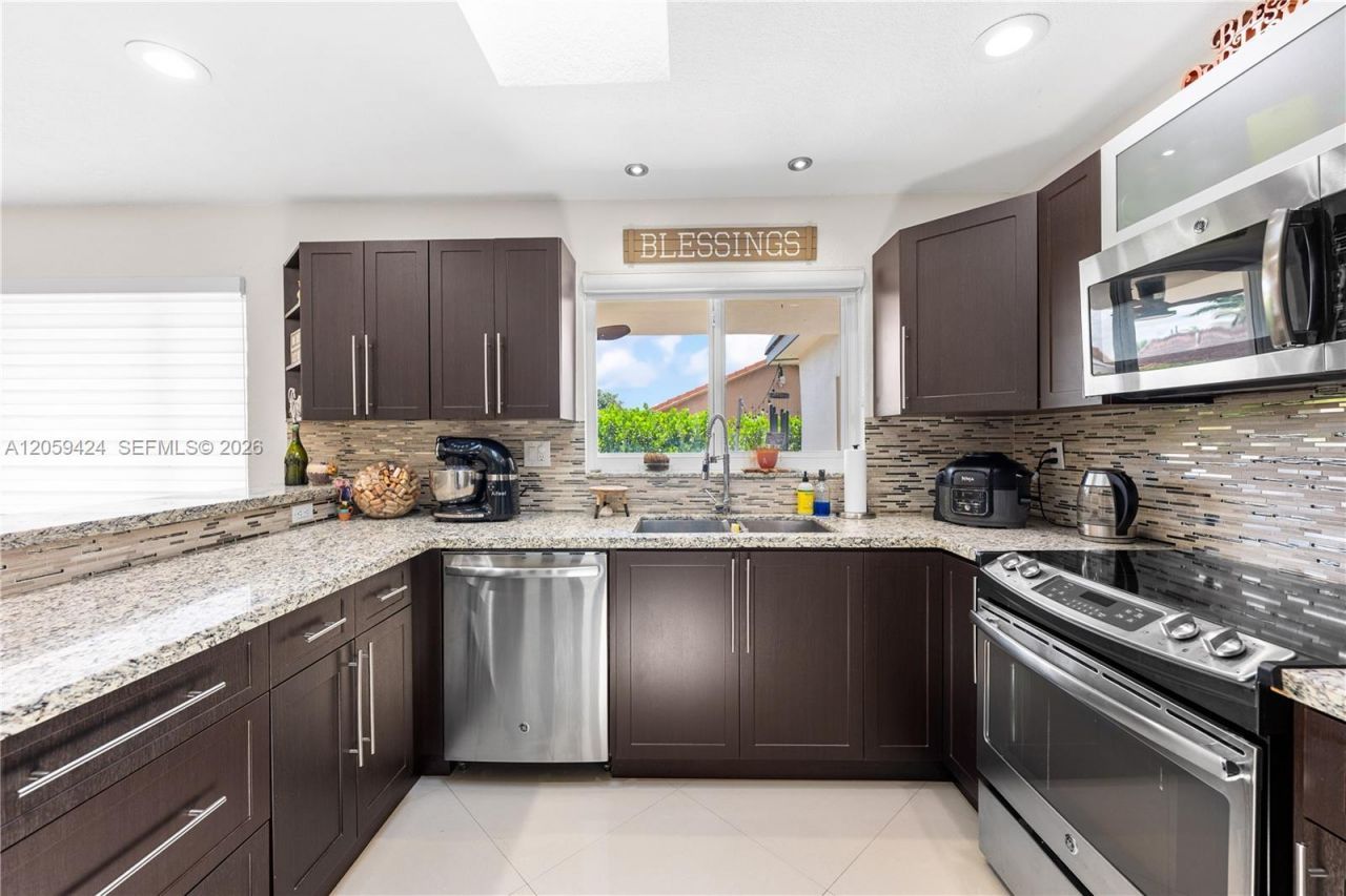 16820 NW 74th Ave, Hialeah, FL 33015 Photo