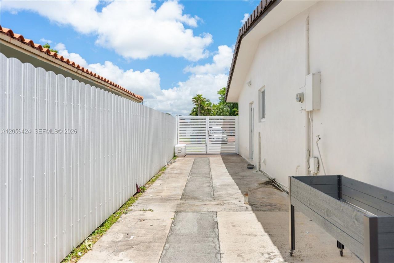 16820 NW 74th Ave, Hialeah, FL 33015 Photo