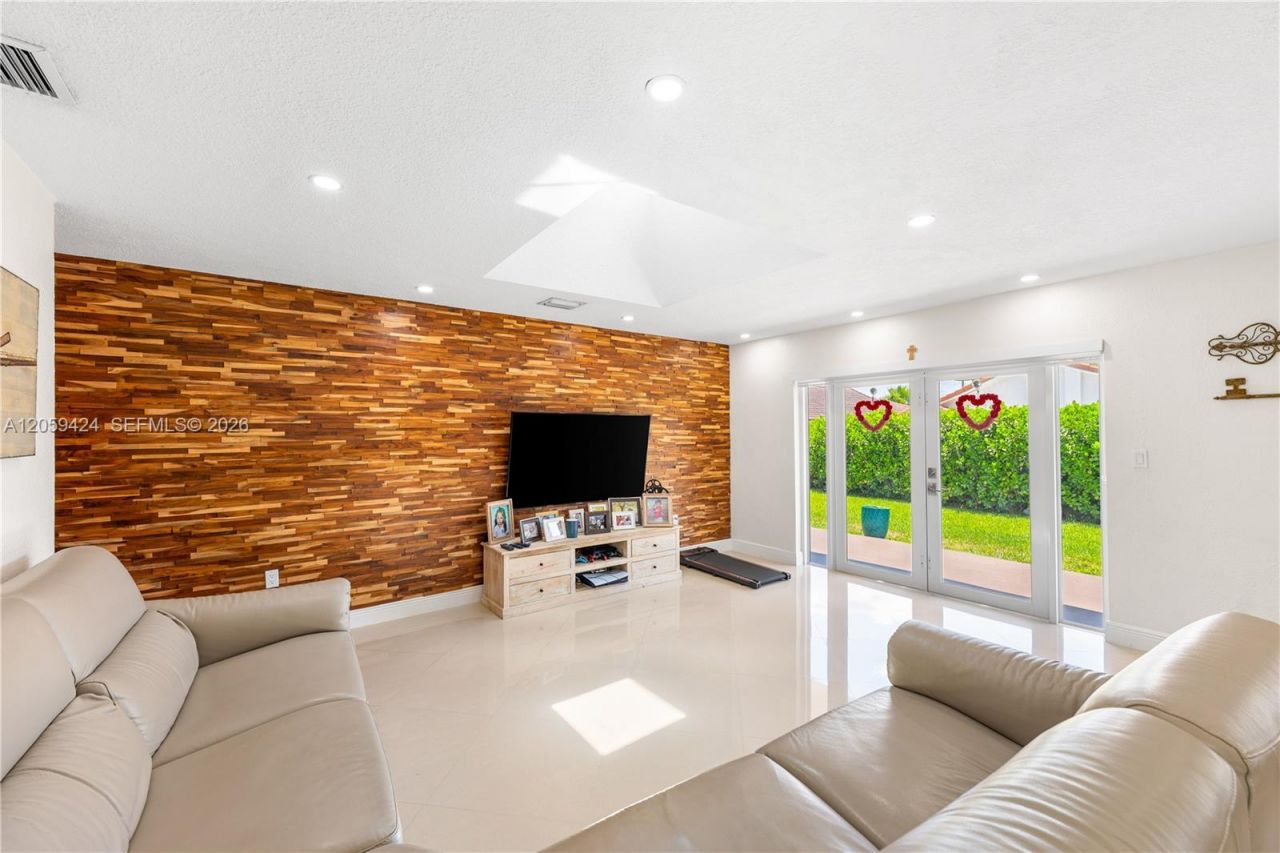 16820 NW 74th Ave, Hialeah, FL 33015 Photo