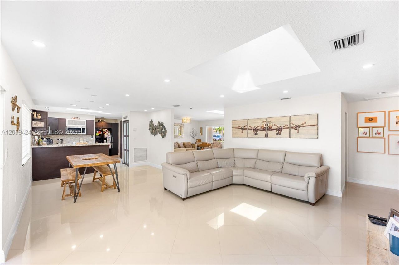 16820 NW 74th Ave, Hialeah, FL 33015 Photo